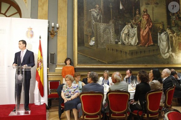 Dans son discours, le prince Felipe a souligné l'importance des journalistes politiques pour la force de la démocratie espagnole.
Felipe et Letizia d'Espagne étaient le 16 juillet 2012 au Sénat, à Madrid, pour le dîner de remise du Prix Luis Carandell du journalisme parlementaire, attribué pour sa 8e édition à Rocío Antoñanzas de Toledo, journaliste politique de l'agence EFE.