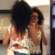 Rihanna essaye quelques accessoires dans la boutique Versace durant sa séance shopping. Porto Cervo, le 17 juillet 2012.