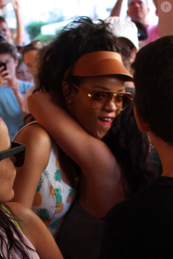 Attendue par une foule de fans et de curieux à la sortie d'une boutique, Rihanna prend le temps d'embrasser une admiratrice. Porto Cervo, le 17 juillet 2012.