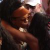 Attendue par une foule de fans et de curieux à la sortie d'une boutique, Rihanna prend le temps d'embrasser une admiratrice. Porto Cervo, le 17 juillet 2012.