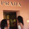Un petit détour par la boutique Prada pour Rihanna, qui est descendue de son yacht pour une séance shopping. Porto Cervo, le 17 juillet 2012.