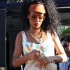 Retour sur la terre ferme pour Rihanna, quitte quitte son yacht le temps de faire quelques emplettes dans les boutiques de luxe de Porto Cervo. Le 17 juillet 2012.