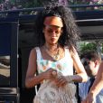 Retour sur la terre ferme pour Rihanna, quitte quitte son yacht le temps de faire quelques emplettes dans les boutiques de luxe de Porto Cervo. Le 17 juillet 2012.
