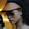 Rihanna, de retour sur la terre ferme pour faire le tour des boutiques de luxe de Porto Cervo. Le 17 juillet 2012.