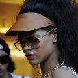 Rihanna, de retour sur la terre ferme pour faire le tour des boutiques de luxe de Porto Cervo. Le 17 juillet 2012.