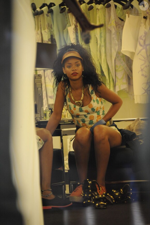 Rihanna dans la boutique Versace. Porto Cervo, le 17 juillet 2012.