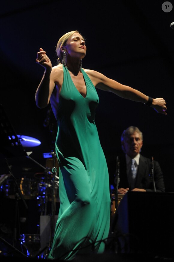 Pink Martini et sa chanteuse Storm Large en concert à Milan le 16 juillet 2012