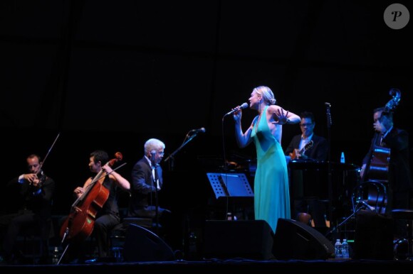 Pink Martini et sa chanteuse Storm Large en concert à Milan le 16 juillet 2012