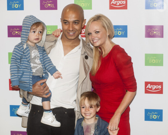 Emma Bunton, son compagnon Jade Jones, et leurs deux enfants Beau et Tate, lors du lancement de la collection automne-hiver de sa gamme pour enfants chez Argos, à Covent Garden, à Londres, le 19 juillet 2012 - Toute la famille sourit