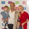 Emma Bunton en famille avec son compagnon Jade Jones, et leurs deux enfants Beau et Tate, lors du lancement de la collection automne-hiver de sa gamme pour enfants chez Argos, à Covent Garden, à Londres, le 19 juillet 2012