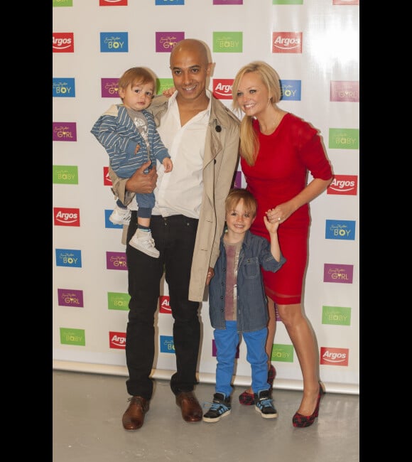 Emma Bunton en famille avec son compagnon Jade Jones, et leurs deux enfants Beau et Tate, lors du lancement de la collection automne-hiver de sa gamme pour enfants chez Argos, à Covent Garden, à Londres, le 19 juillet 2012