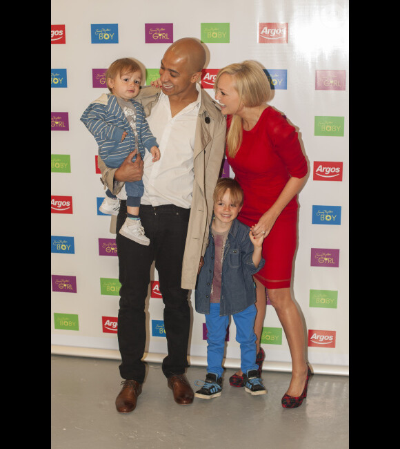 Emma Bunton, son compagnon Jade Jones, et leurs deux enfants Beau et Tate, lors du lancement de la collection automne-hiver de sa gamme pour enfants chez Argos, à Covent Garden, à Londres, le 19 juillet 2012