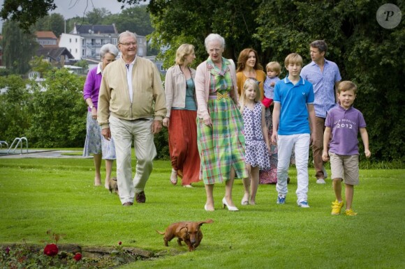 Réunion de la famille royale de Danemark à Grasten le 20 juillet 2012 pour la traditionnelle séance photo des vacances d'été, marquée par les premiers pas en public du prince Vincent, fils du prince Frederik et de la princesse Mary, âgé de 18 mois.