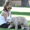 Minka Kelly et son adorable chien Chewy font une partie de frisbee à Beverly Hills, le 19 juillet 2012
