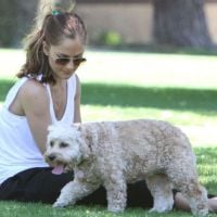 Minka Kelly : Folle partie de frisbee avec son chien pour la future Jackie O