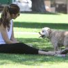 Minka Kelly et son chien Chewy font une partie de frisbee à Beverly Hills, le 19 juillet 2012