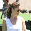 Minka Kelly et son chien Chewy font une partie de frisbee à Beverly Hills, le 19 juillet 2012