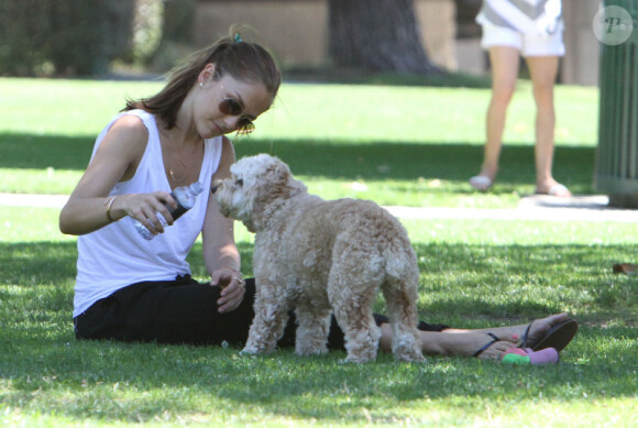 Minka Kelly et son chien Chewy font une partie de frisbee à Beverly Hills, le 19 juillet 2012 - Petite pause pour Chewy qui se désaltère