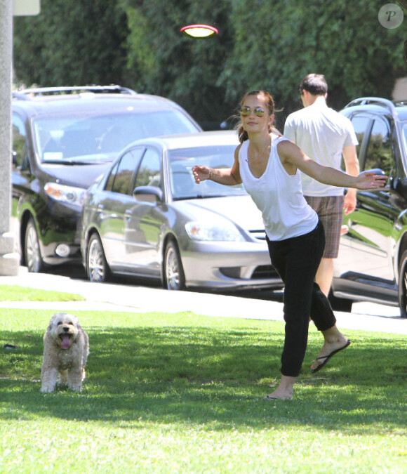 Minka Kelly et son chien Chewy font une sympathique partie de frisbee à Beverly Hills, le 19 juillet 2012