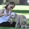 Minka Kelly et son chien Chewy font une partie de frisbee à Beverly Hills, le 19 juillet 2012