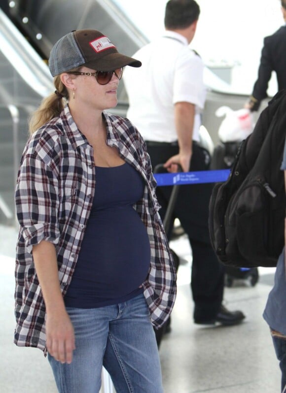 L'actrice Reese Witherspoon, enceinte, à l'aéroport de Los Angeles, le 19 juillet 2012.