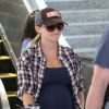 Reese Witherspoon, enceinte de son troisième enfant, à l'aéroport de Los Angeles, le 19 juillet 2012.