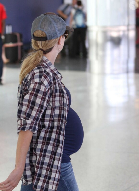 Reese Witherspoon, très ronde, à l'aéroport de Los Angeles, le 19 juillet 2012.