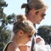 Elsa Pataky et Chris Hemsworth dans les rues de Santa Monica avec leur fille India Rose dans les bras, le 20 juillet 2012.