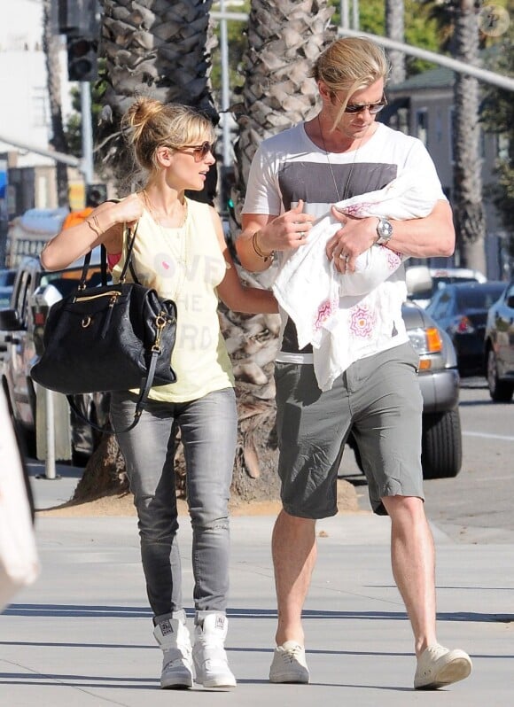 Elsa Pataky, Chris Hemsworth et leur fille India Rose dans les rues de Santa Monica, le 20 juillet 2012.