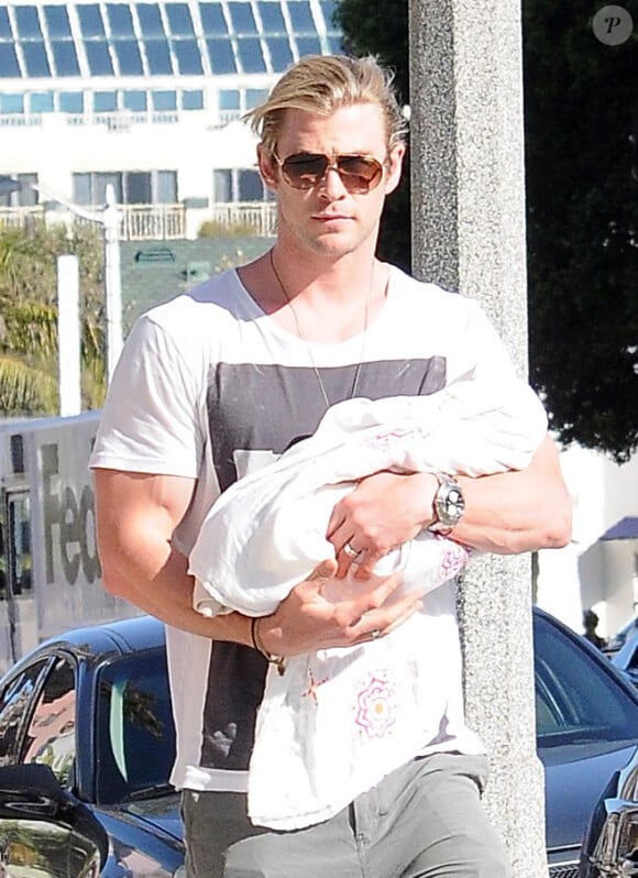 Chris Hemsworth et sa fille India Rose en balade dans les rues de Santa Monica, le 20 juillet 2012.