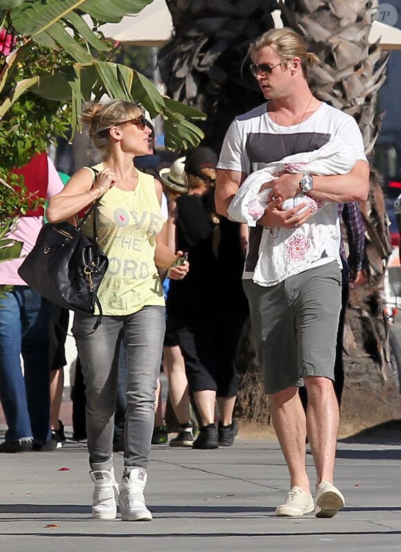 Elsa Pataky, Chris Hemsworth et leur fille India Rose en balade dans les rues de Santa Monica, le 20 juillet 2012.
