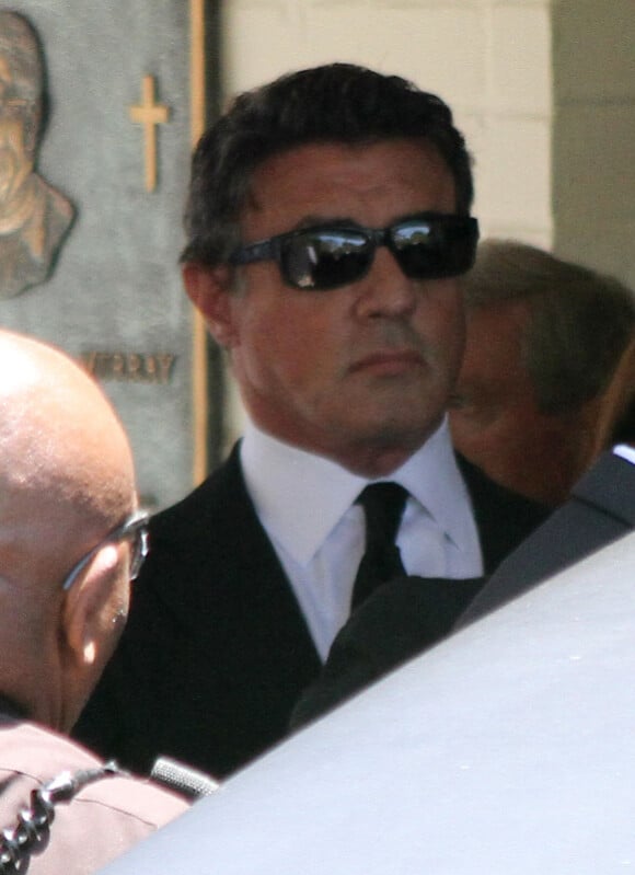 Sylvester Stallone, lunettes noires sur le nez, aux obsèques de son fils Sage Stallone, mort à l'âge de 36 ans, le samedi 21 juillet 2012 à Brentwood.