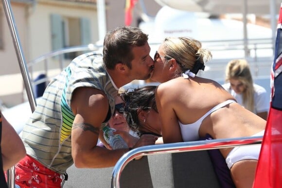 Sébastien Loeb et sa femme Séverine s'offrent un moment de tendresse en vacances dans le port de Saint-Tropez le 23 juillet 2012