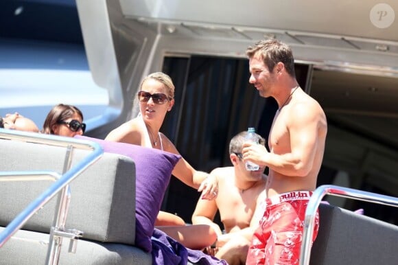 Sébastien Loeb et sa femme Séverine en vacances dans le port de Saint-Tropez le 23 juillet 2012