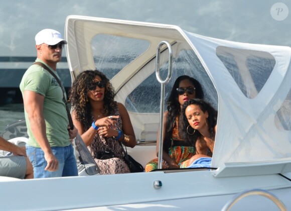 Rihanna entourée de ses amies, s'apprête à poser le pied à Saint-Tropez pour une nouvelle séance shopping. Le 23 juillet 2012.