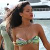Rihanna, sexy et cheveux au vent, touche terre à Saint-Tropez pour un après-midi shopping. Le 23 juillet 2012.