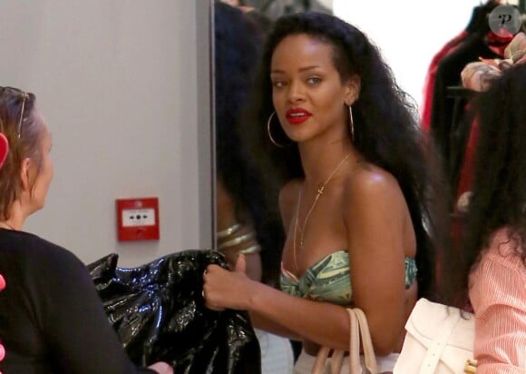 Rihanna en pleine séance shopping, profite de ses vacances méditerranéennes. Saint-Tropez, le 23 juillet 2012.
