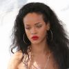 Rihanna s'apprête à poser le pied à Saint-Tropez pour une séance shopping. Le 23 juillet 2012.