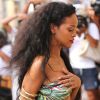 Après s'être lâchée à Porto Cervo, c'est à Saint-Tropez que Rihanna s'arrête pour faire les boutiques. Le 23 juillet 2012.
