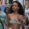 Rihanna fait les boutiques à Saint-Tropez au milieu des vacanciers. Le 23 juillet 2012.