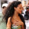 Après s'être lâchée à Porto Cervo, c'est à Saint-Tropez que Rihanna s'arrête pour faire les boutiques. Le 23 juillet 2012.