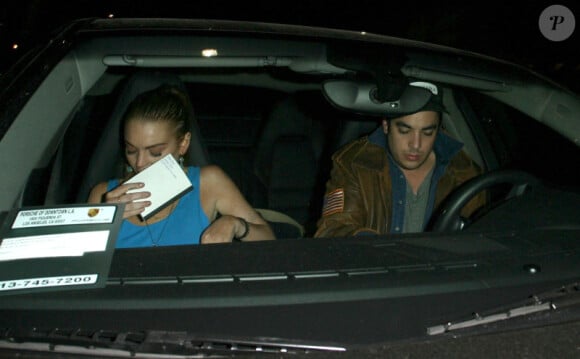 Lindsay Lohan tente de se cacher dans la voiture alors qu'elle va dîner avec un ami à Beverly Hills le 23 juillet 2012 hez Mr Chow