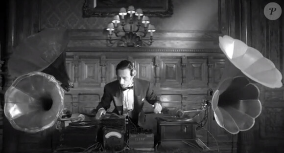 Bob Sinclar dans le clip de Groupie (juillet 2012)