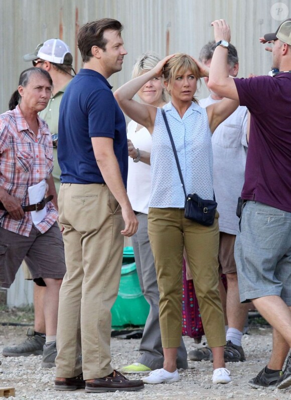 Jennifer Aniston aperçue sur le tournage de son nouveau film, We're the Millers, avec Jason Sudeikis et Emma Roberts. Tournage le 23 juillet 2012 à Wilmington