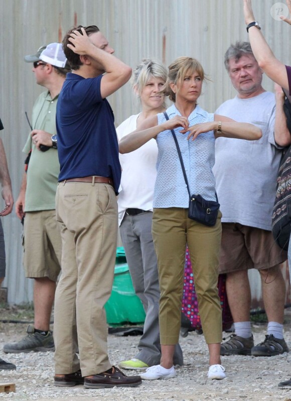 Jennifer Aniston dans un nouveau style, aperçue sur le tournage de son nouveau film, We're the Millers. Ici avec Jason Sudeikis le 23 juillet 2012 à Wilmington