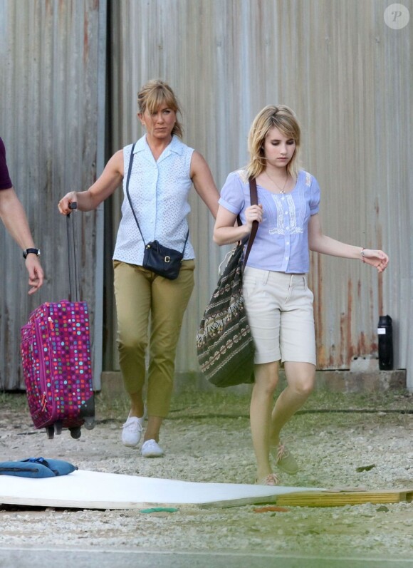 Jennifer Aniston aperçue sur le tournage de son nouveau film, We're the Millers, avec Jason Sudeikis et Emma Roberts. Tournage le 23 juillet 2012 à Wilmington