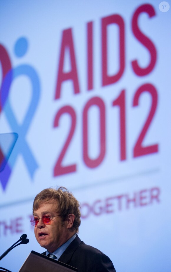 Elton John prend la parole pour l'ouverture de la 19e Conférence internationale sur le sida, à Washington, le 23 juillet 2012.
