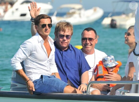 Elton John, David Furnish et leur fils Zachary à Saint-Tropez le 18 août 2011.