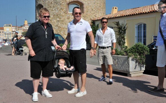 Elton John et David Furnish et leur fils Zachary à Saint-Tropez le 4 août 2011.