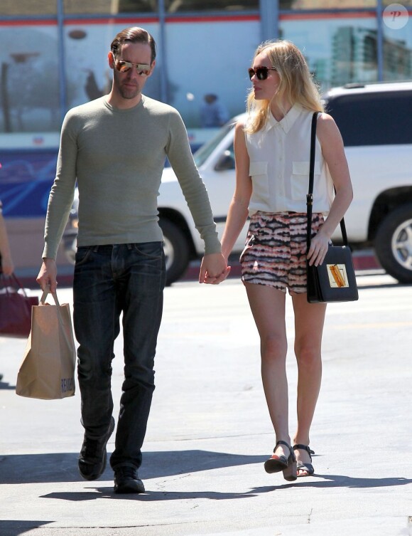 Kate Bosworth et son compagnon Michael Polish amoureux comme deux ados, font un peu de shopping à West Hollywood. Le 24 juillet 2012